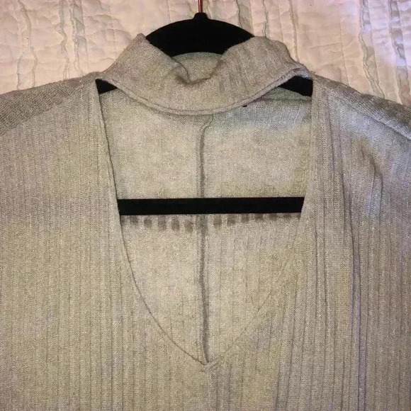 URBAN OUTFITTERS Women’s Sweater - Picture 2 of 3